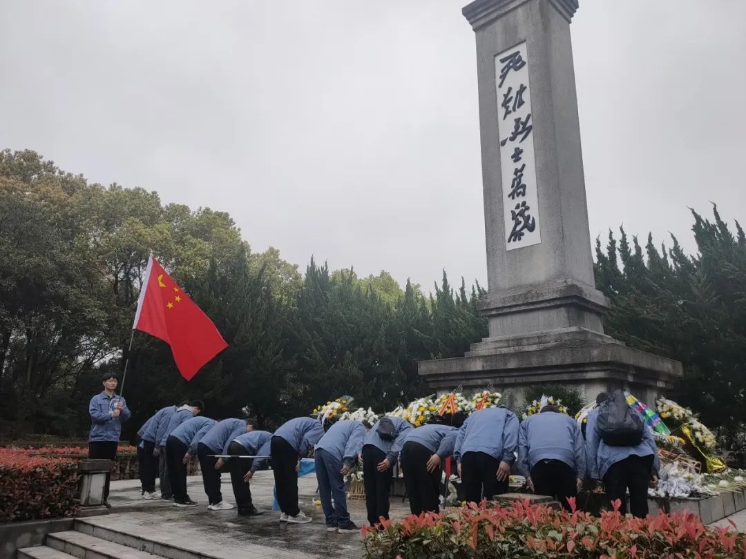 “万众一心，众志成城”尤孚集团组织清明祭扫活动